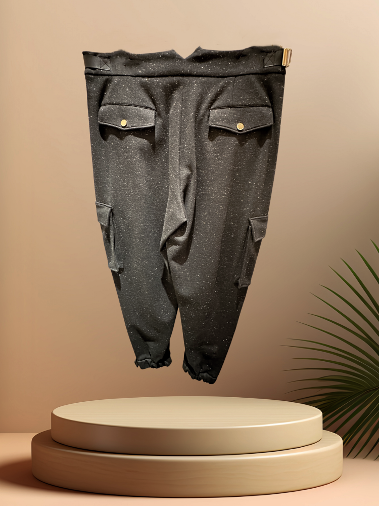 Versace Pants in premium fabric, above ankle length with pockets for comfort, stylish and robust. Perfect for modern fashion.