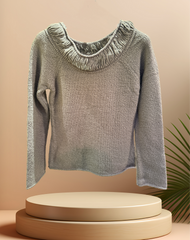Marccain sweater in gray with a thread neck line and ribbed cuffs, showcased on a pedestal with a minimalistic background.