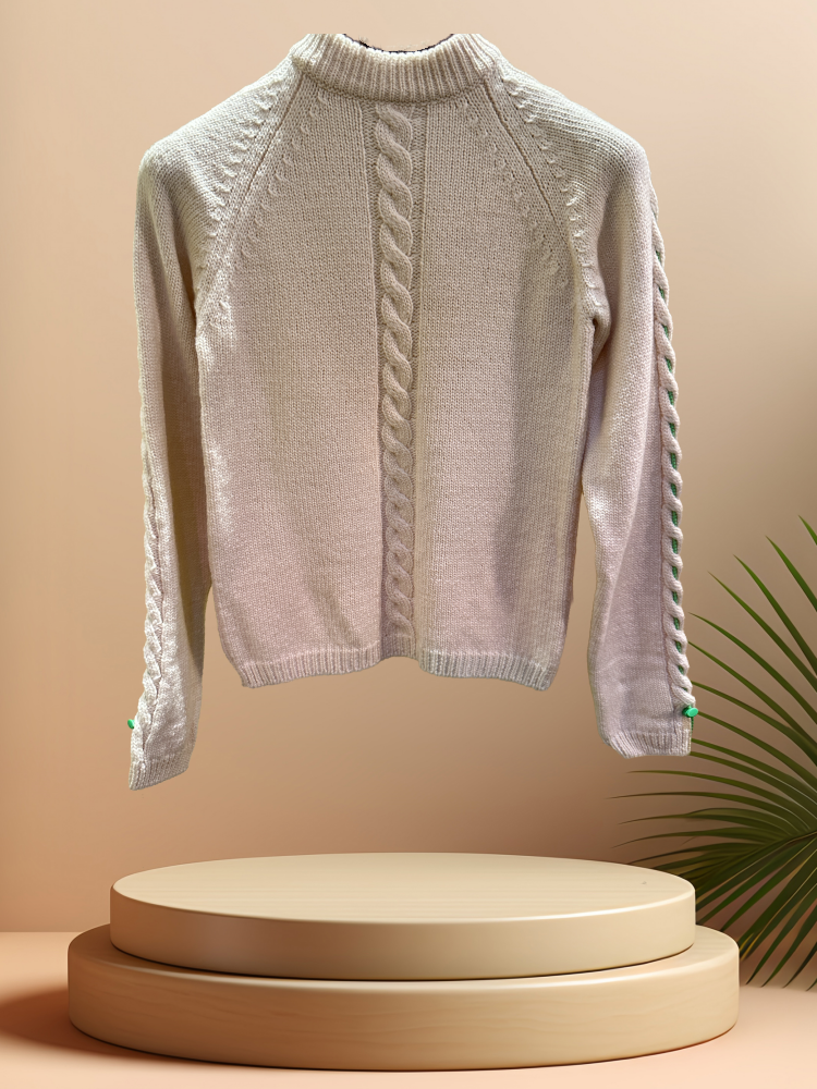 Versace white sweater featuring a green thread braid along the sleeves, crafted from 95% wool and 5% polyester.
