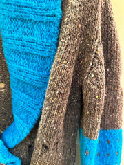 Essentiel Cardigan in vibrant blue and brown featuring a large lapel, made from wool and alpaca blend for comfort.