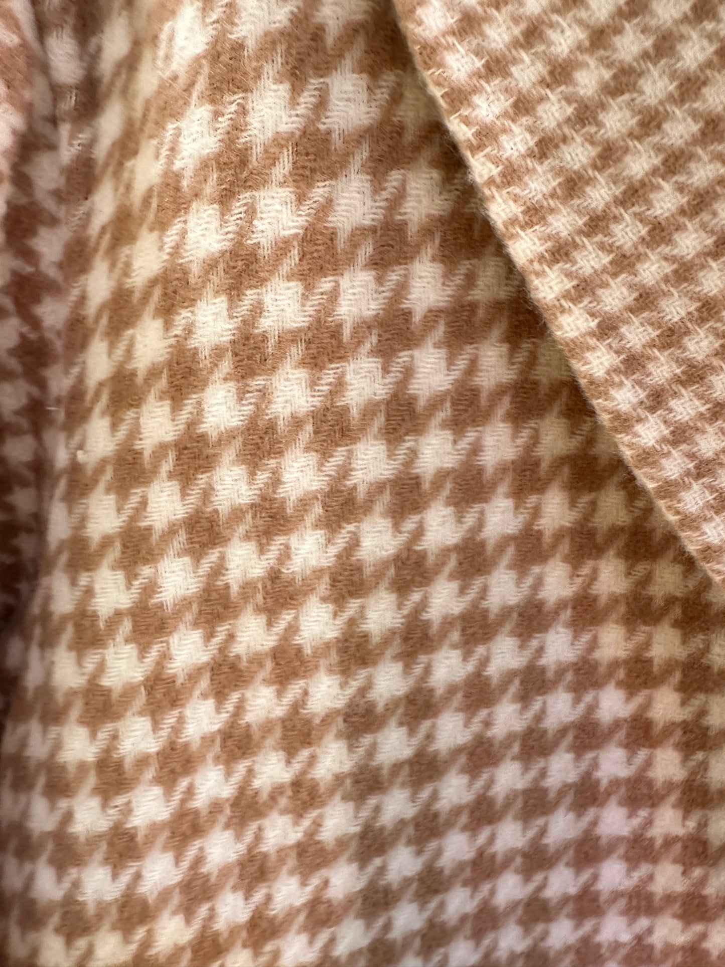 Close-up of Marccain's houndstooth pattern in brown and beige, showcasing luxurious 100% wool fabric.