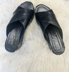 Marccain black leather platform flip flops, stylish and comfortable for summer outfits.