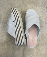 Marccain white leather platform flip flops with cross-strap design, perfect for summer outfits.