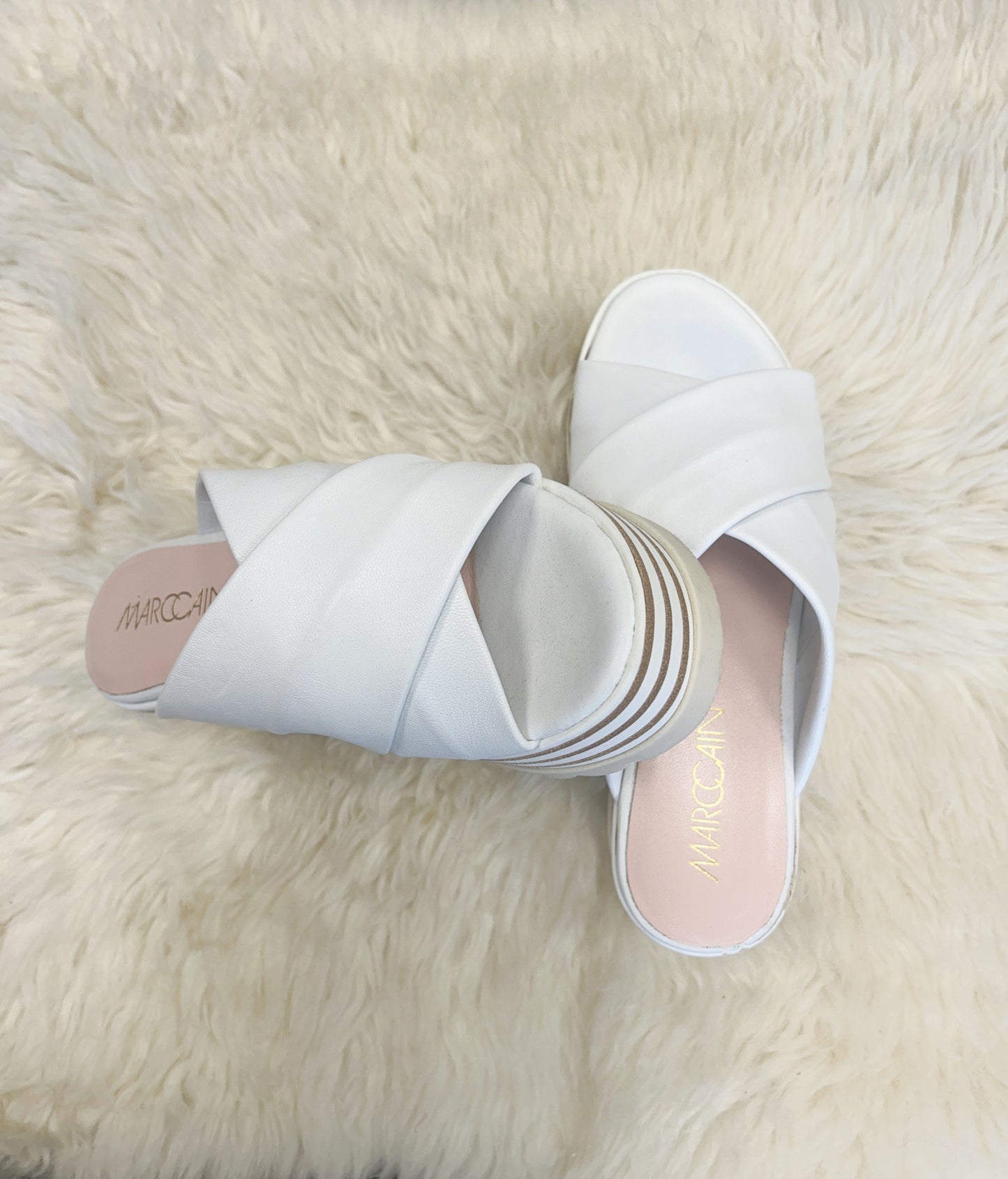 Marccain white leather platform flip flops displayed on soft fur, perfect for summer outfits.