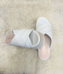 Marccain white leather platform flip flops displayed on soft fur, perfect for summer outfits.