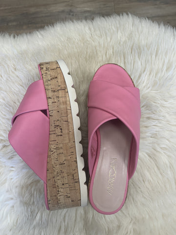 Marccain pink leather platform flip flops with cork sole, stylish summer sandals for casual and chic looks.