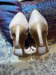 Marccain suede heels in beige showcasing refined design and comfortable fit, perfect for any occasion.