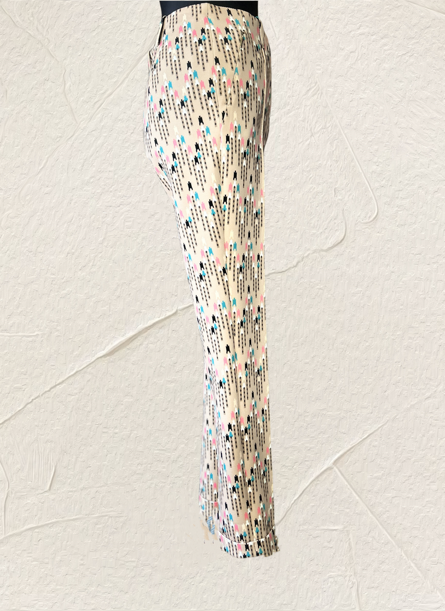 Marccain beige pants with a chic puzzle-style pattern, designed for comfort and a flattering slim fit.