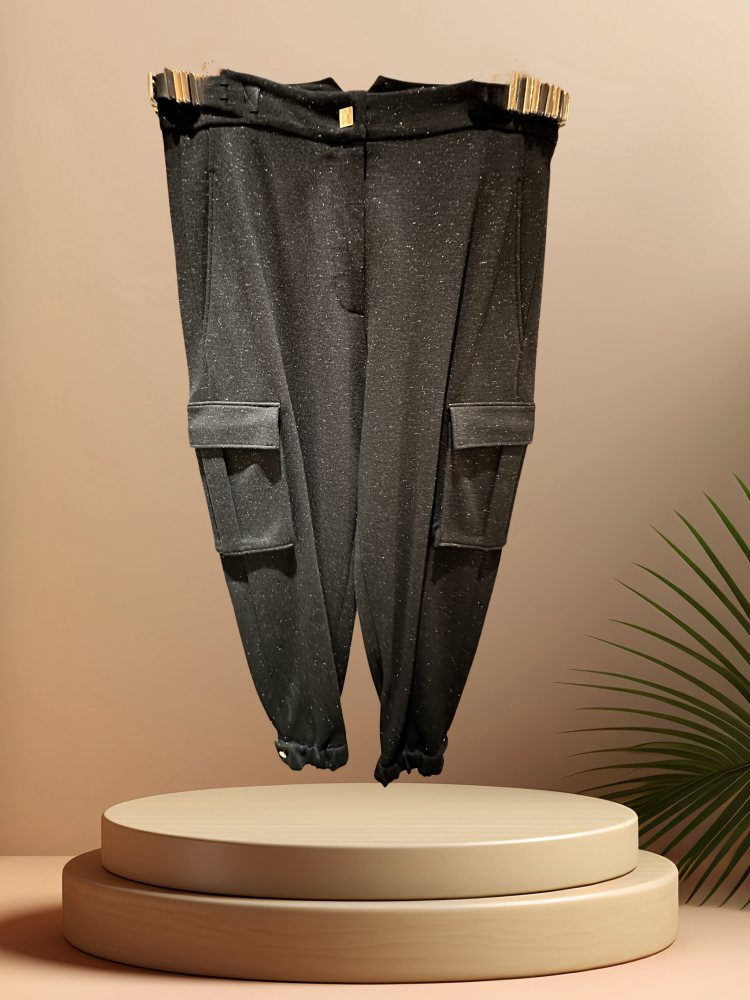 Versace pants above ankle length with moderated pockets, crafted from premium materials for style and comfort.